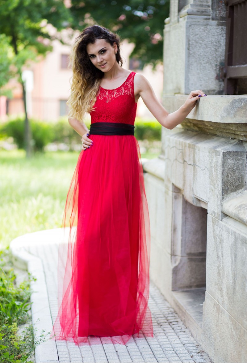 Rochie rosie lunga din dantela si tulle