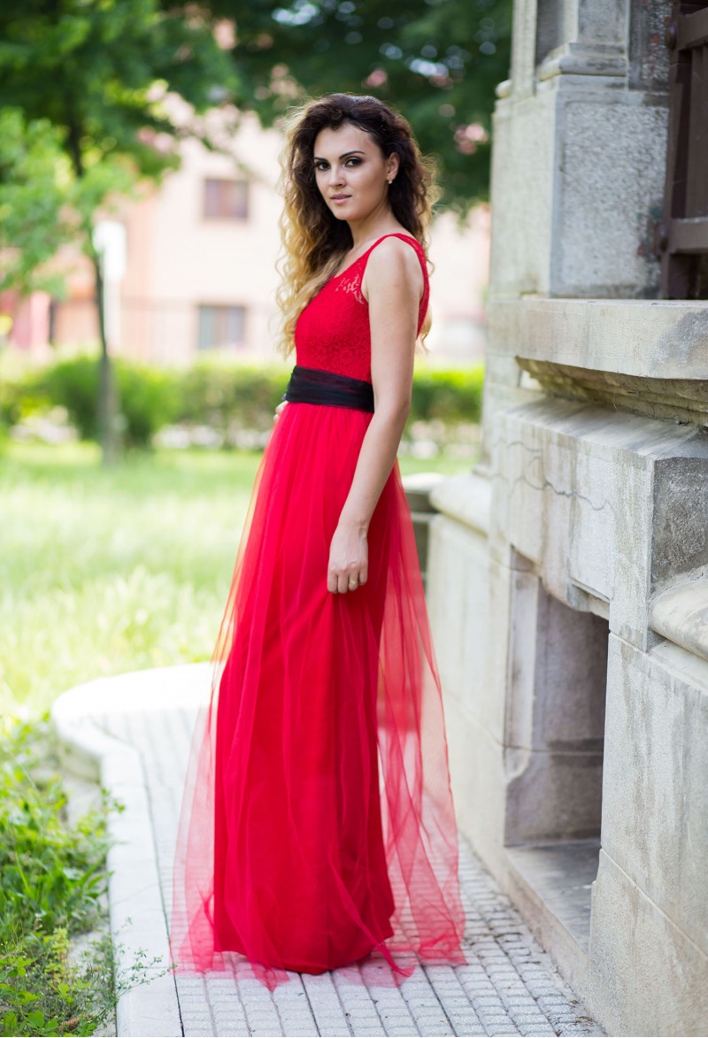 Rochie rosie lunga din dantela si tulle