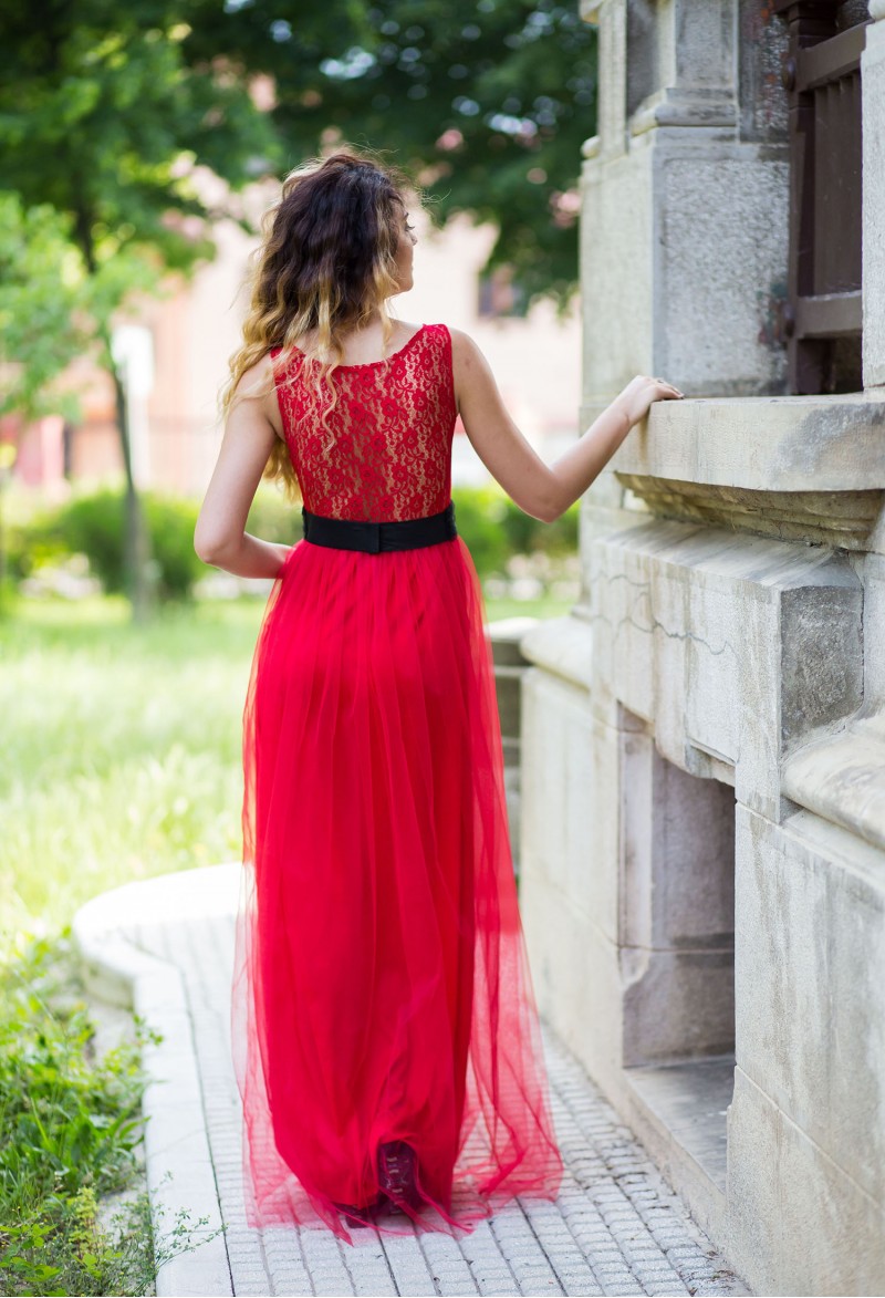 Rochie rosie lunga din dantela si tulle